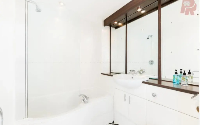 Central Massplaza 2 Bedroom Apartment - Parking & Balcony - Air Conditioned