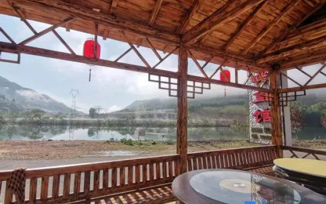 Lake side fish restaurant