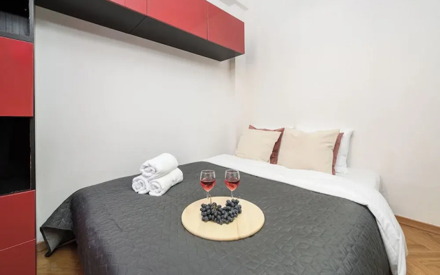 Lumina airy apartment with balcony