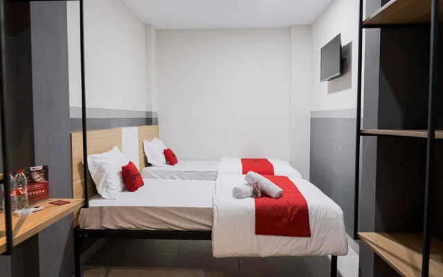 RedDoorz Plus near Taman Anggrek Mall