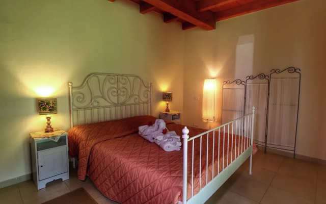 Luxurious Villa in Monte San Savino with Jacuzzi