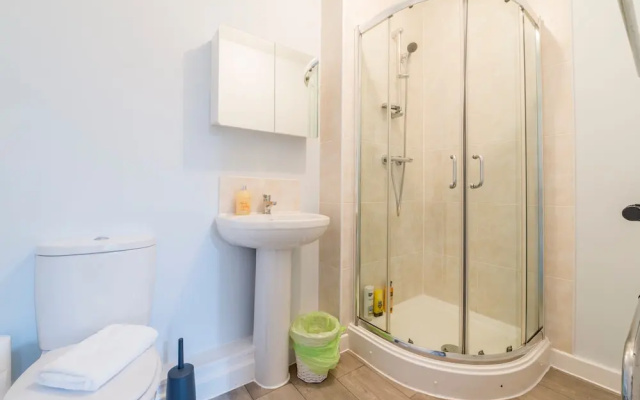3 Bedroom Apartment Near City Centre With Parking