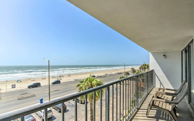 Ocean-view Balcony & Pool Access: Galveston Gem!