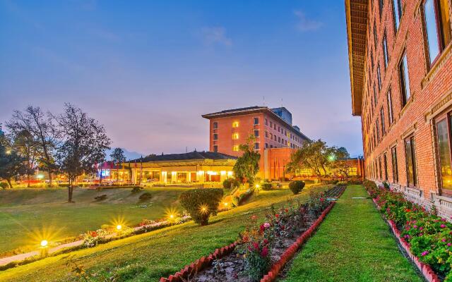Отель Crowne Plaza Hotel Kathmandu-Soaltee Непал, Катманду - отзывы, цены и фото номеров - забронировать отель Crowne Plaza Hotel Kathmandu-Soaltee онлайн вид на фасад