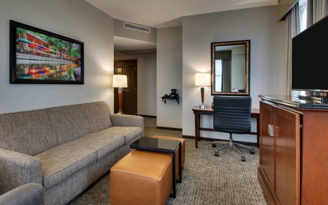 Drury Plaza Hotel San Antonio Riverwalk