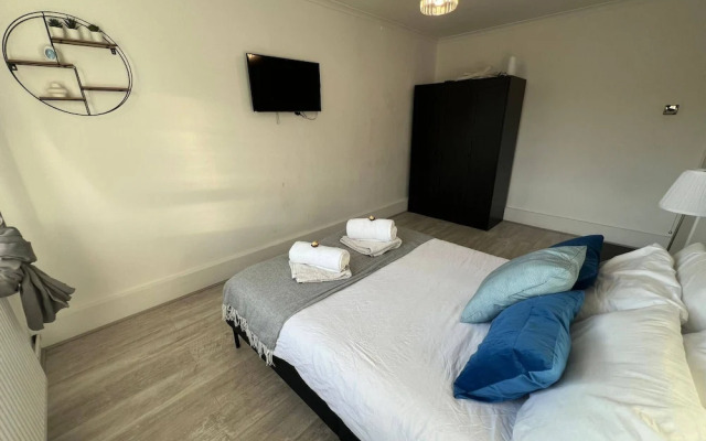 Central Wimbledon Stay! Free Parking & Fast Wifi, Long Stays Welcome!