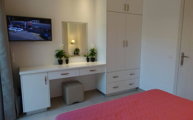 Makis Louvlis Apartments 
