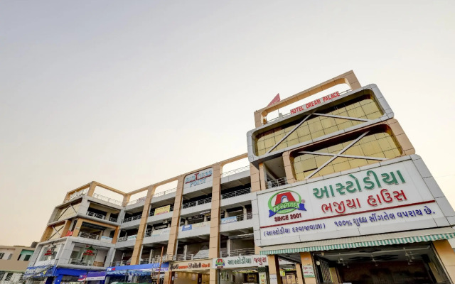 OYO 66904 Hotel Laxmi Villa