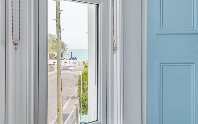 Lovely Seaside Villa Gardens 40 Metres to Beach