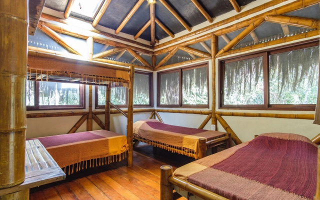 Universo Pol Bamboo Hostel
