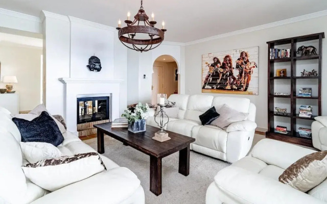 Lap- 3 bed Apartment on the Beach. Families Only