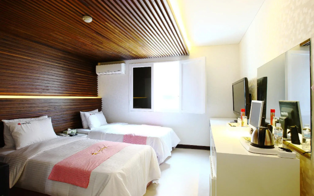 Q Hotel