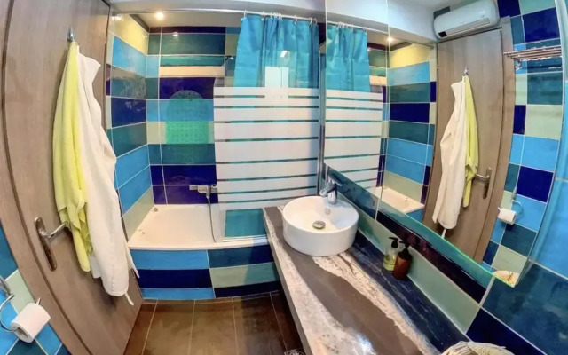 Deluxe Beach Apartment- Sleeps 2 & Private Terrace