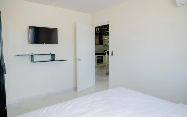 Huge 4-bedroom Apartment 2 km From Eagle Beach