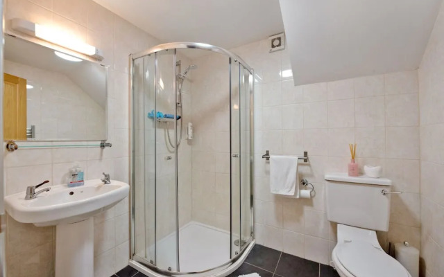 Luxurious Aberdeen Retreat Sleeps 21 & Parking