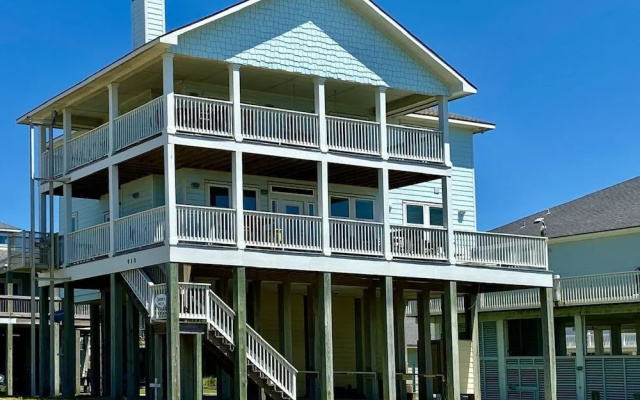 Janie's 4 Bedroom Home by RedAwning