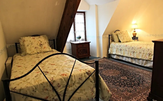 The Archeologist Home-Chateau Le Mur