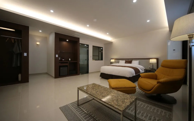 Hotel J's