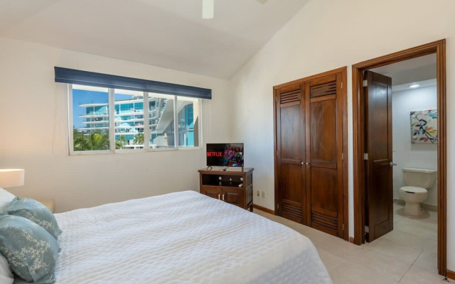 Sleeps 6 Views Beach 1 Block Gated