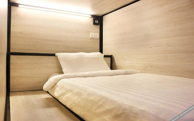 1992 Capsule Hotel - Hostel