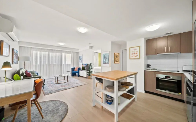 Braddon Retreat: Spacious 1-bed With Parking
