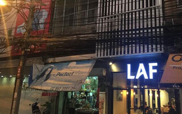 Laf Hotel Aree Бангкок вид на фасад