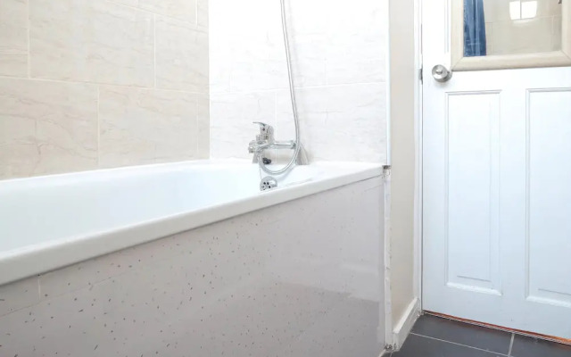 Old Church Road - Deluxe Guest Room