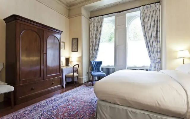 Gledhow Gardens by Onefinestay