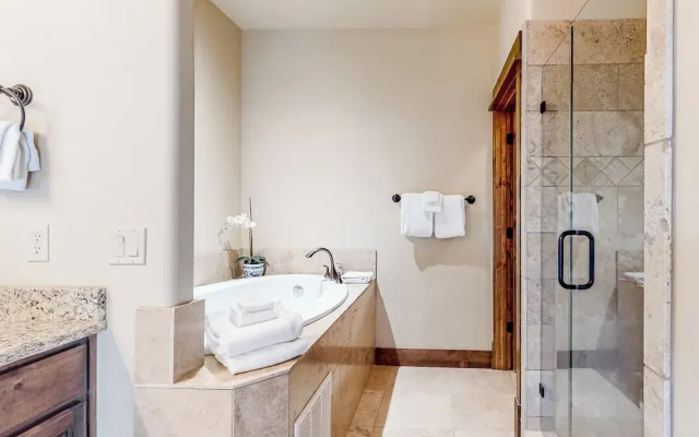3BR w/ Balcony, Central AC & Deck