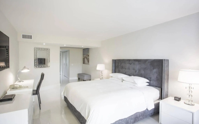 DoubleTree by Hilton Grand Hotel Biscayne Bay