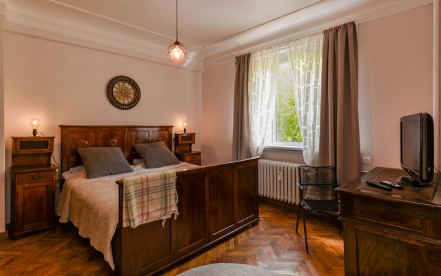 Отель FM Deluxe 2-BDR Apartment - La La Land Болгария, София - отзывы, цены и фото номеров - забронировать отель FM Deluxe 2-BDR Apartment - La La Land онлайн комната для гостей
