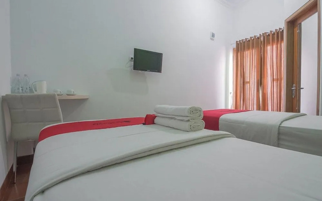 RedDoorz Plus near Alun Alun Kuningan