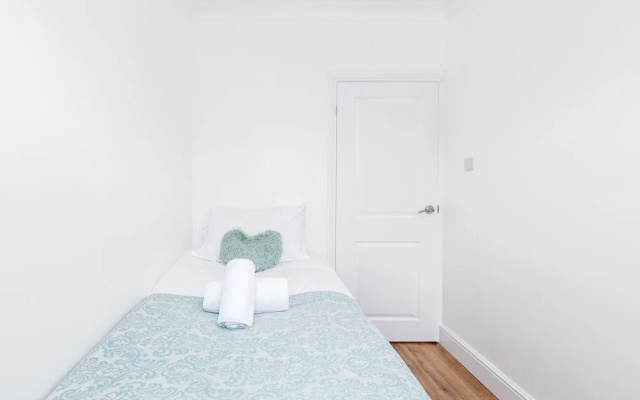 Charming 3-bed Apartment in Romford