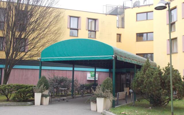Отель Holiday Inn Milan Linate Airport Пескьера-Борромео вид на фасад