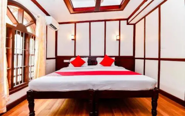 Oyo 25089 Gold River Indraprastha Houseboat