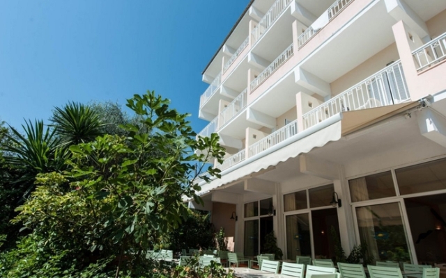 Ipsos Beach Hotel вид на фасад