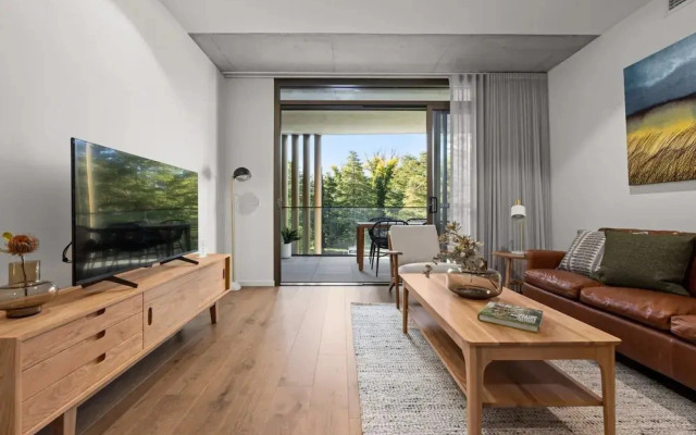 Elegant 2-bed Urban Retreat With Outdoor Dining
