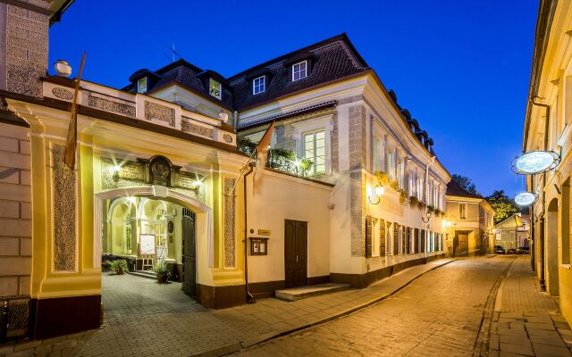 Отель Shakespeare Boutique Hotel Литва, Вильнюс - 3 отзыва об отеле, цены и фото номеров - забронировать отель Shakespeare Boutique Hotel онлайн вид на фасад