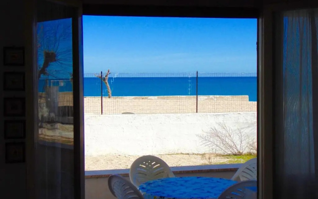 M263 - Marcelli, trilocale con portico fronte mare