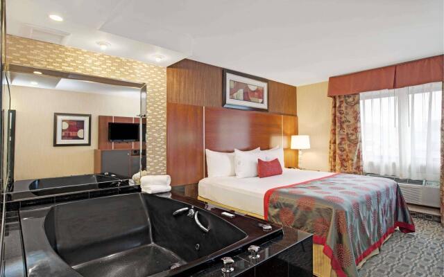 Отель Ramada Staten Island комната для гостей