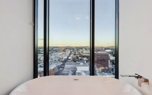 Fortitude Valley 3-bed, Top Floor + Bridge View