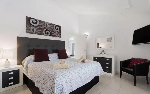 Exceptional 3 Bed Villa Malpas, Sleeps 6, H/pool