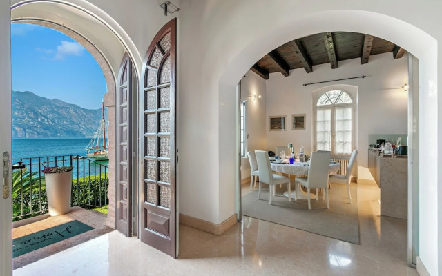 Villa Schlosser Lake Front & Private Pool