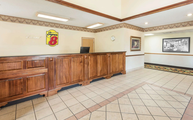 Super 8 by Wyndham Duson Lafayette West Area