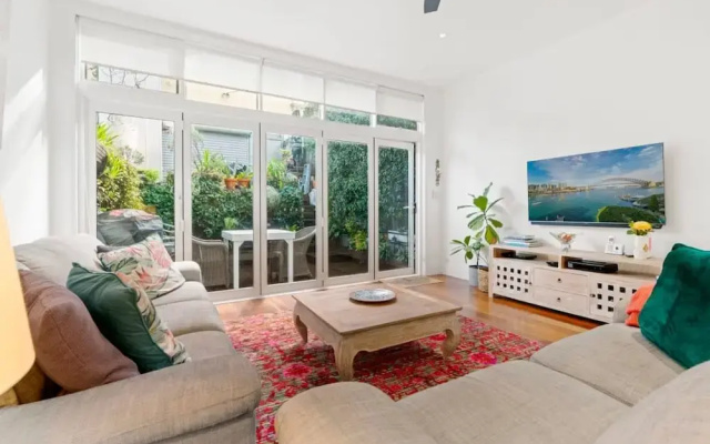 Bright Home in Trendy Newtown Close to the Park