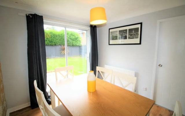 3 Bed Detached - 3 Bathrooms - Parking - Quiet