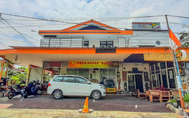 OYO 90374 Penginapan Dewe Syariah