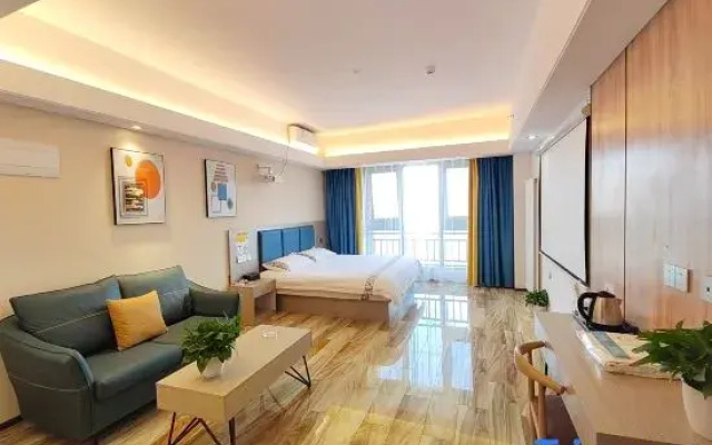 Lanuo Light Luxury Hotel (Erqi Wanda Chuangfu Xincheng Branch)