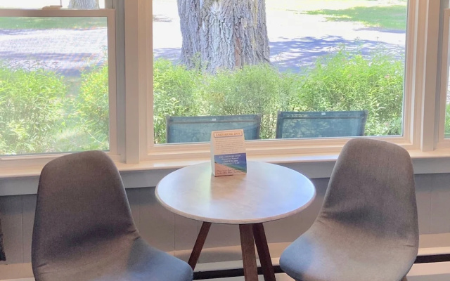 Elk Rapids Lakeshore Inn