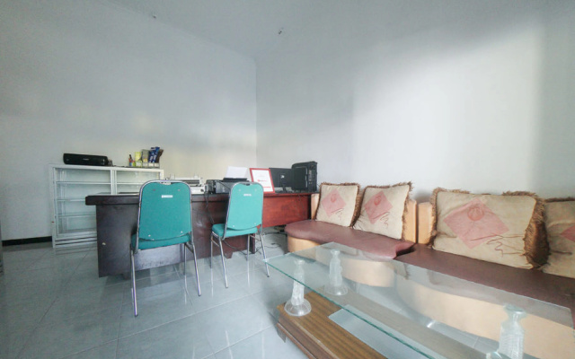 RedDoorz Syariah near Mall Roxy Banyuwangi 2